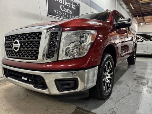 Used 2018 Nissan Titan SV image 2