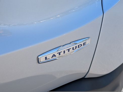 Used 2021 Jeep Renegade Latitude FWD image 10