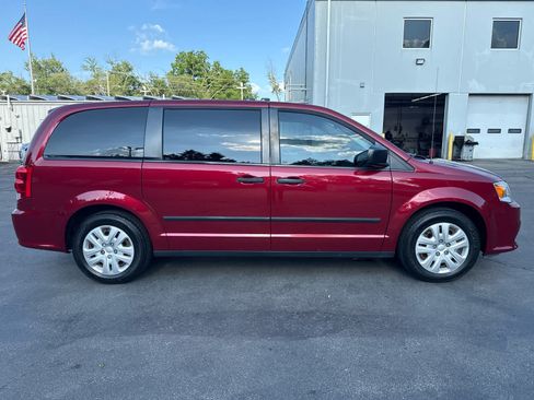 Used 2016 Dodge Grand Caravan American Value Package w/ UConnect Hands-Free Group FWD image 2