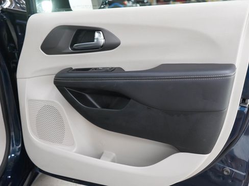 Used 2024 Chrysler Pacifica Limited FWD image 9