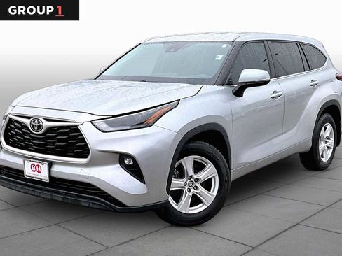 Used 2024 Toyota Highlander LE AWD/4WD image 1