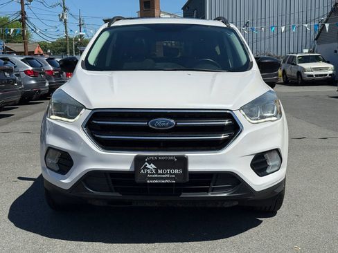 Used 2017 Ford Escape SE w/ Equipment Group 201A AWD/4WD image 2