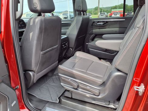 Used 2025 Chevrolet Suburban RST w/ Comfort Package AWD/4WD image 17