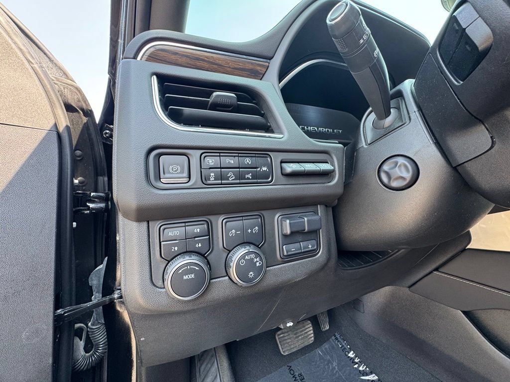 Used 2023 Chevrolet Tahoe Premier w/ Advanced Technology Package AWD/4WD image 17