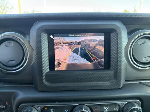 Certified 2022 Jeep Gladiator Willys image 26