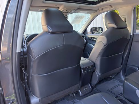 Used 2021 Toyota Highlander XLE FWD image 31