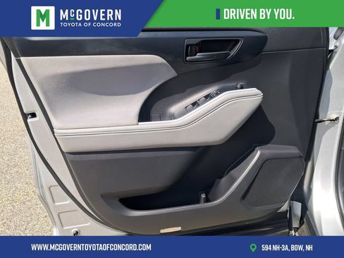Used 2022 Toyota Highlander LE FWD image 13