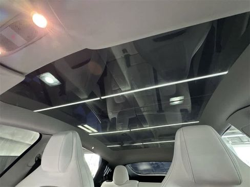 Used 2022 Tesla Model Y Long Range image 17