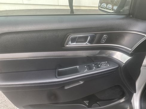 Used 2018 Ford Explorer XLT w/ Equipment Group 202A image 12