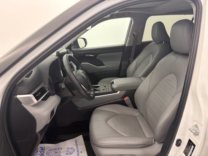 Used 2024 Toyota Highlander XLE AWD/4WD image 25