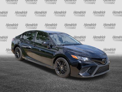 Used 2019 Toyota Camry SE image 2