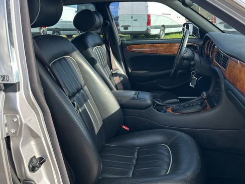 Used 2002 Jaguar XJ8 image 9