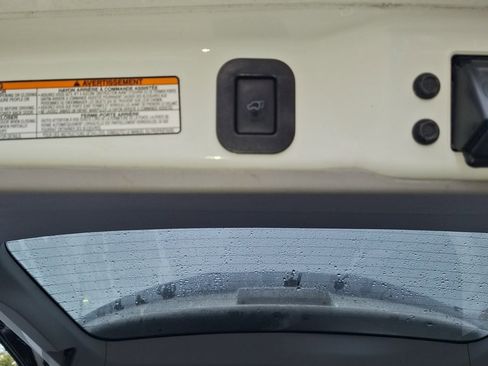 Used 2017 Toyota Sienna SE Premium image 6