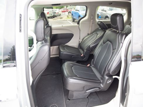 Used 2024 Chrysler Pacifica Touring-L FWD image 21