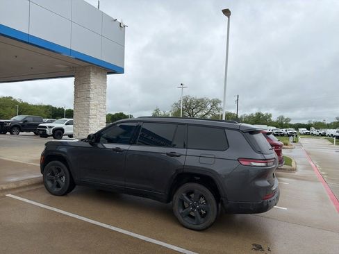 Used 2025 Jeep Grand Cherokee L Limited w/ Black Appearance Package image 4