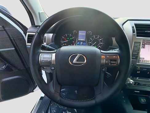 Used 2017 Lexus GX 460 image 36