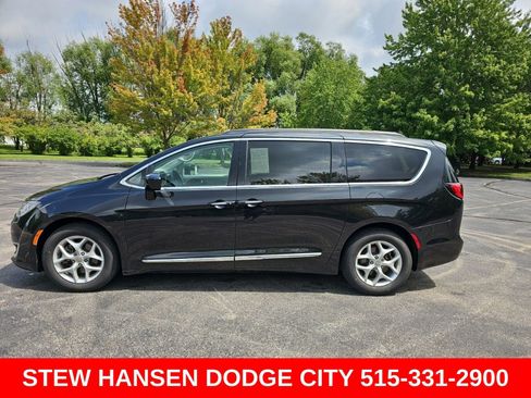 Used 2017 Chrysler Pacifica Touring-L w/ Tire & Wheel Group FWD image 1