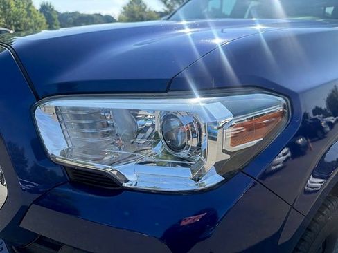 Used 2022 Toyota Tacoma SR5 RWD image 9