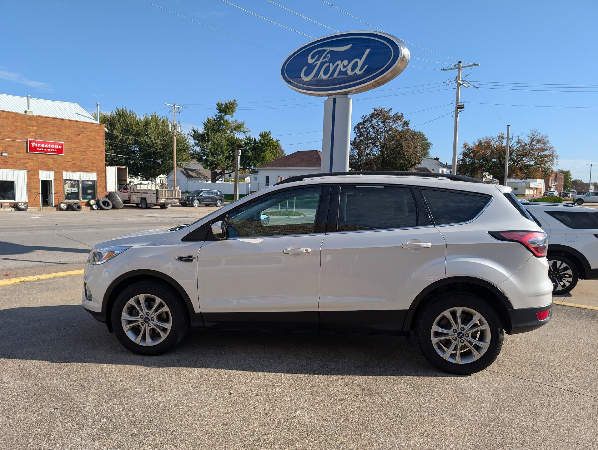 Used 2017 Ford Escape SE FWD image 1