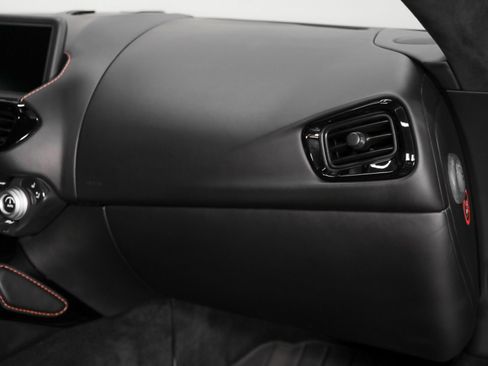 Used 2019 Aston Martin V8 Vantage Coupe RWD image 27
