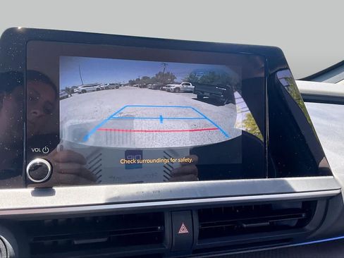 Used 2024 Toyota Prius XLE FWD image 25