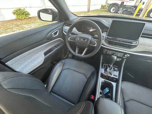 Used 2023 Jeep Compass Latitude AWD/4WD image 9
