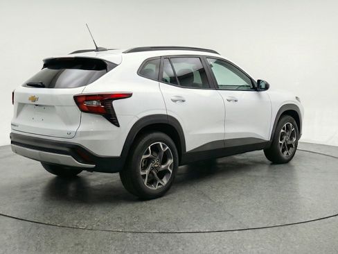 Used 2025 Chevrolet Trax LT FWD image 9