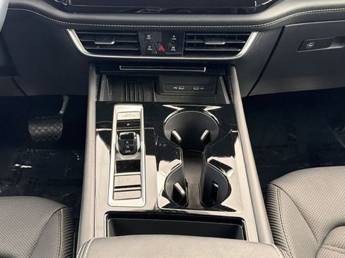 Used 2025 Volkswagen Atlas Cross Sport SE FWD image 24