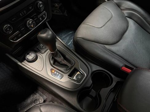 Used 2019 Jeep Cherokee Trailhawk AWD/4WD image 16