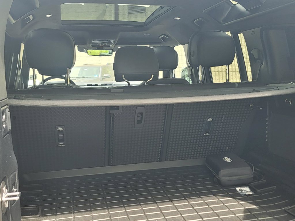 Used 2025 Land Rover Defender 110 V8 AWD/4WD image 11