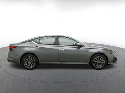 Used 2025 Nissan Altima 2.5 SV FWD image 10