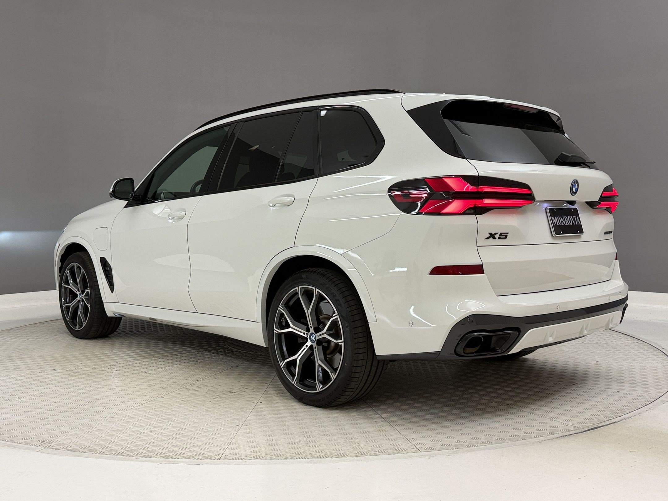 Used 2024 BMW X5 xDrive50e w/ M Sport Package AWD/4WD image 3
