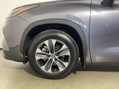 Certified 2024 Toyota Highlander XLE image 11