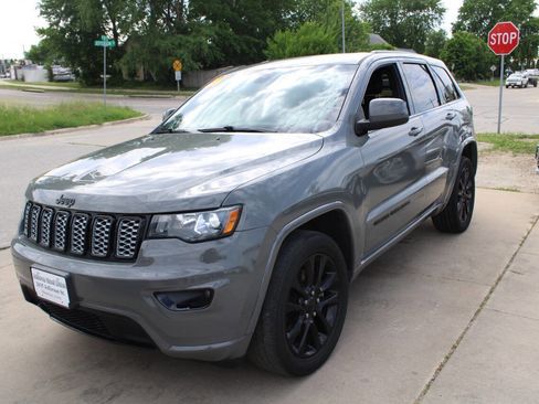 Used 2021 Jeep Grand Cherokee Laredo X AWD/4WD image 3