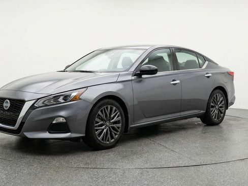 Used 2025 Nissan Altima 2.5 SV image 3