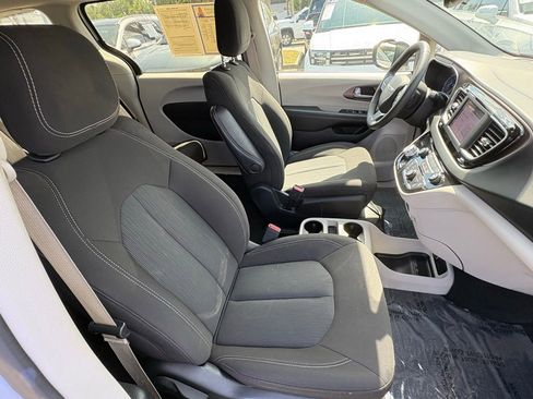 Used 2023 Chrysler Voyager LX FWD image 25