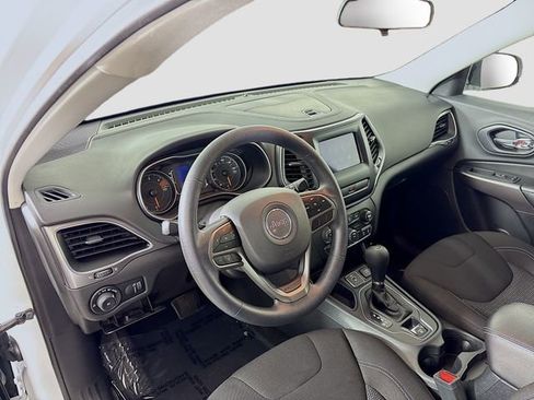 Used 2019 Jeep Cherokee Latitude w/ Popular Appearance Group FWD image 9