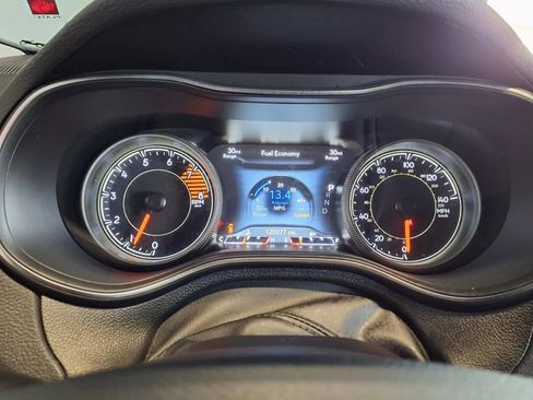 Used 2019 Jeep Cherokee Trailhawk AWD/4WD image 29