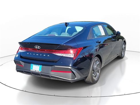Used 2025 Hyundai Elantra Sport image 6