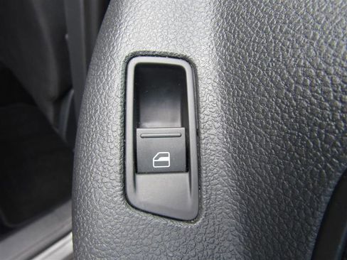 Used 2014 Volkswagen Tiguan S image 33