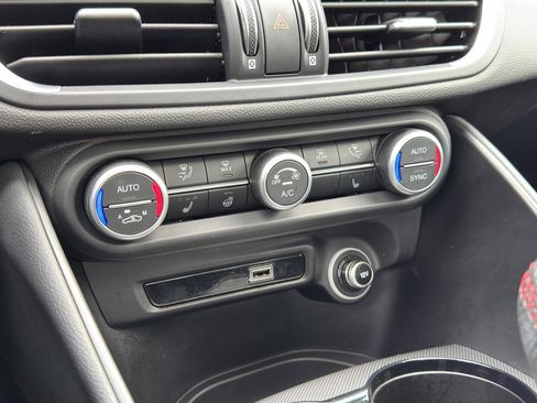 Used 2024 Alfa Romeo Giulia AWD image 25