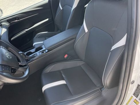 Used 2025 Toyota Camry SE FWD image 11