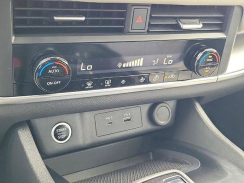 Certified 2023 Nissan Rogue SV FWD image 30