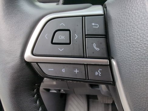 Used 2023 Toyota Highlander XLE FWD image 19