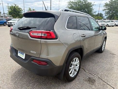 Used 2017 Jeep Cherokee Latitude w/ Cold Weather Group AWD/4WD image 4