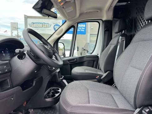 Used 2025 RAM ProMaster 2500 w/ U-Haul Equipment Group FWD image 17