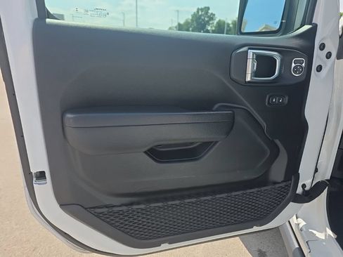 Used 2024 Jeep Wrangler Unlimited Rubicon 4xe AWD/4WD image 15