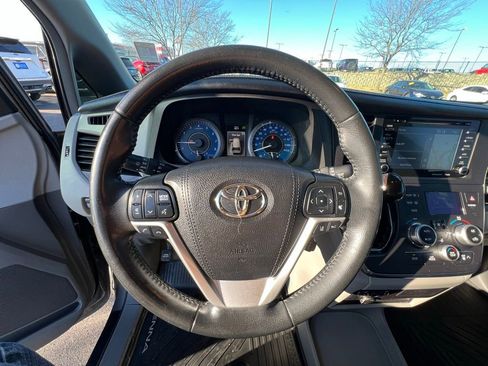 Used 2018 Toyota Sienna XLE image 38