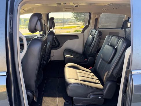 Used 2012 Chrysler Town & Country Touring w/ Entertainment Group #1 FWD image 4