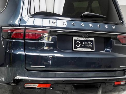 Used 2023 Jeep Wagoneer L Series II AWD/4WD image 12